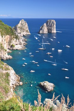 capri Adası, İtalya'da ünlü faraglioni taştan muhteşem manzara