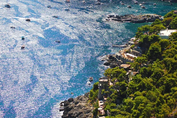 Мальовничої пристані для яхт piccola на узбережжі острова Капрі в Італії. — стокове фото