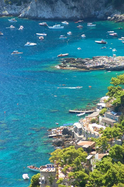 Marina Piccola pittoresque sur l'île de Capri dans le sud de l'Italie . — Photo