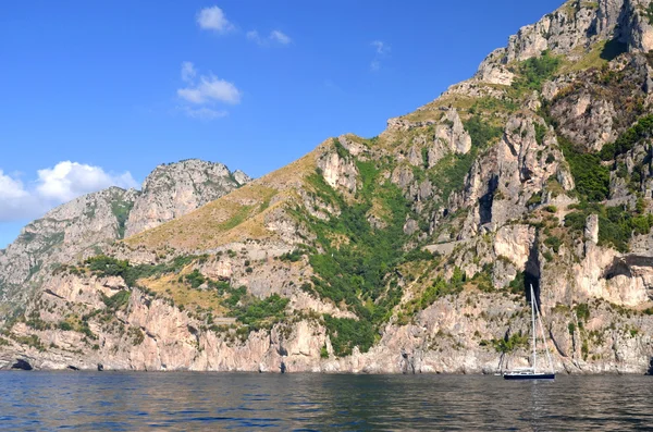 Живописный пейзаж побережья Амальфи в южной Италии — стоковое фото