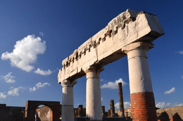 Знаменитые древние руины города Помпеи в южной Италии — стоковое фото