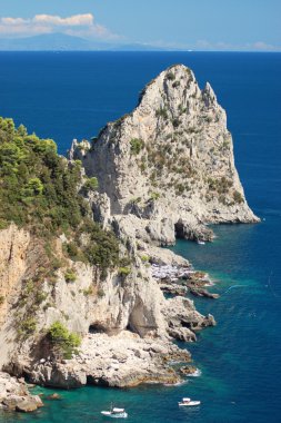 capri Adası, İtalya'da ünlü faraglioni taştan muhteşem manzara