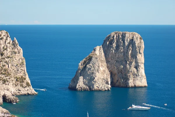 Lindas paisagens de famosas rochas faraglioni na ilha de Capri, Itália — Fotografia de Stock