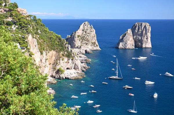 Superbe paysage de célèbres rochers faraglioni sur l'île de Capri, Italie — Photo