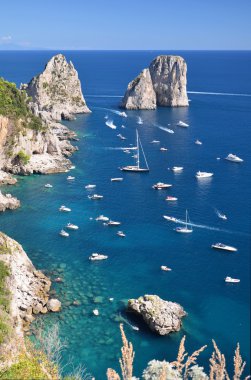 capri Adası, İtalya'da ünlü faraglioni taştan muhteşem manzara