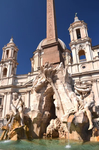 イタリア、ローマのナヴォーナ広場の 4 つの河川の美しい噴水 — ストック写真