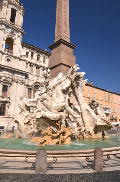 Hermosa Fuente de los Cuatro Ríos en Piazza Navona en Roma, Italia — Foto de Stock