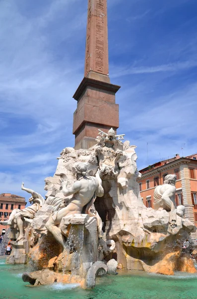 Schöner brunnen der vier flüsse auf der piazza navona in rom, italien — Stockfoto