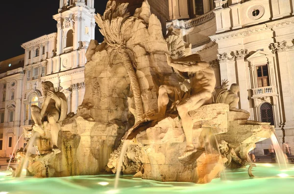 Schöner brunnen der vier flüsse bei nacht auf der piazza navona in rom, italien — Stockfoto