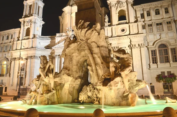 イタリア、ローマのナヴォーナ広場の夜に 4 つの河川の美しい噴水 — ストック写真