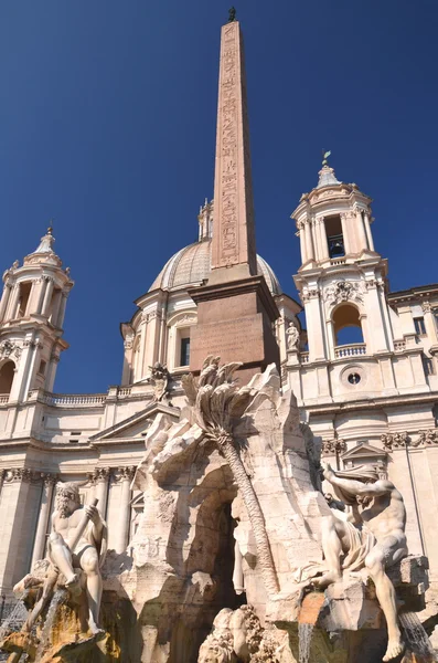 イタリア、ローマのナヴォーナ広場の 4 つの河川の美しい噴水 — ストック写真