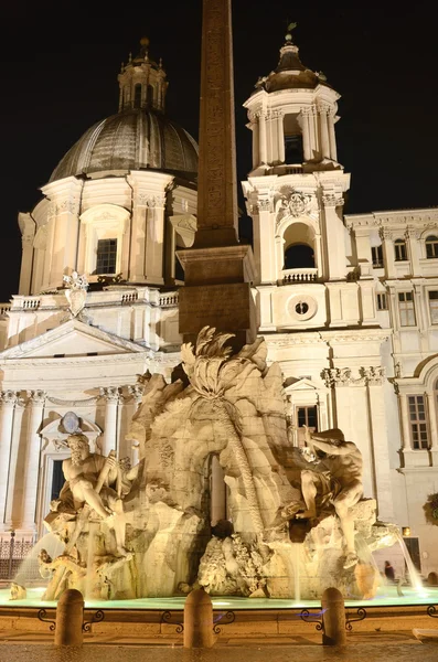 Hermosa Fuente de los Cuatro Ríos por la noche en Piazza Navona en Roma, Italia — Foto de Stock