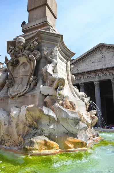 Hermosa Fuente del Panteón en Piazza della Rotonda en Roma, Italia —  Fotos de Stock