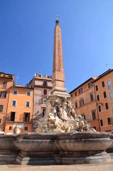 Hermosa Fuente del Panteón en Piazza della Rotonda en Roma, Italia — Foto de Stock