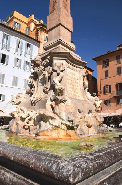 Szép kút, a Pantheon, a Piazza della Rotonda, Róma, Olaszország — Stock Fotó