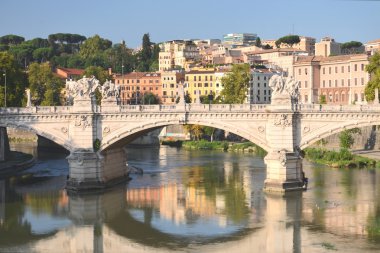 Vittorio Emanuelle II Köprüsü ısmarlayarak Tiber Nehri Roma, İtalya