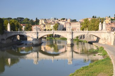 Vittorio Emanuelle II Köprüsü ısmarlayarak Tiber Nehri Roma, İtalya