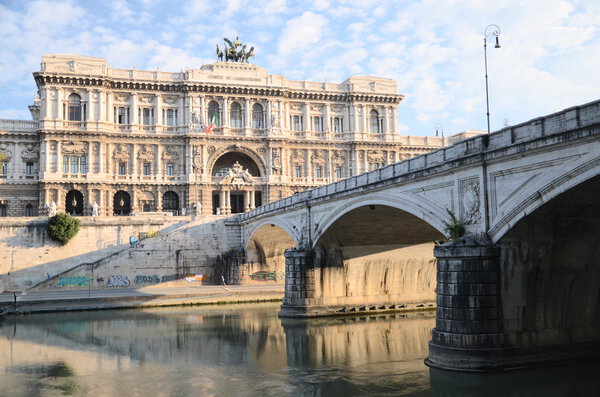 Живописный вид на красивое здание Верховного Кассационного Суда над Тибром в Риме, Италия
