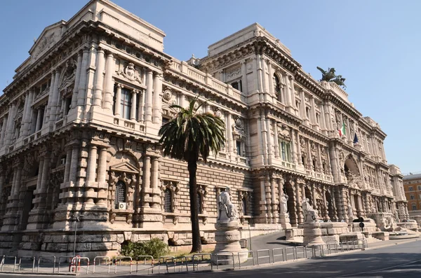 Живописный вид на красивое здание Верховного Кассационного Суда над Тибром в Риме, Италия — стоковое фото