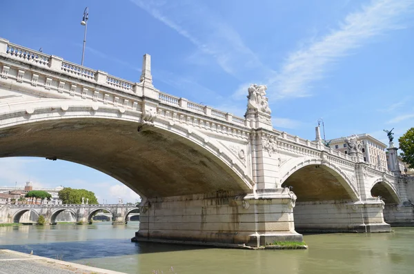 Вид на мост Витторио Эмануэль II через Тибр в Риме, Италия — стоковое фото