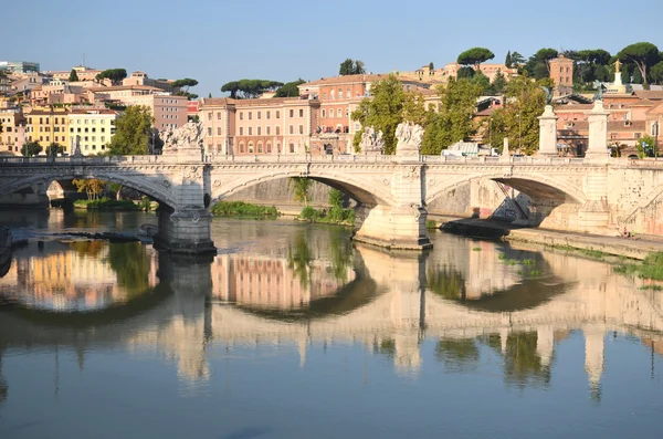 Pintoresca vista del Puente Vittorio Emanuelle II sobre el río Tíber en Roma, Italia —  Fotos de Stock