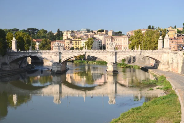 Pittoresk utsikt över Vittorio Emanuelle Ii bron över floden Tibern i Rom, Italien — Stockfoto