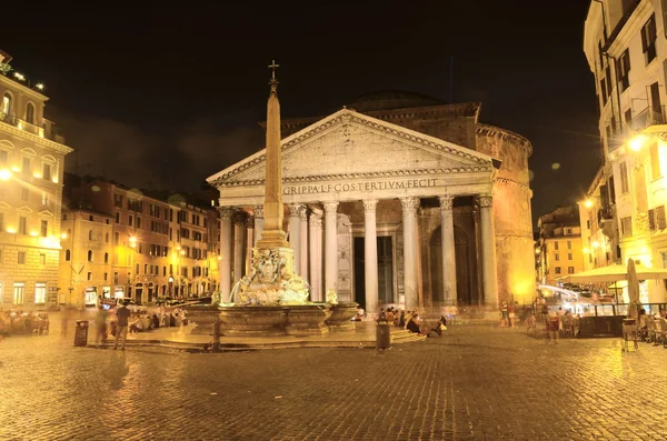Majestueuze Pantheon en de fontein door nacht op Piazza della Rotonda in Rome, Italië — Stockfoto