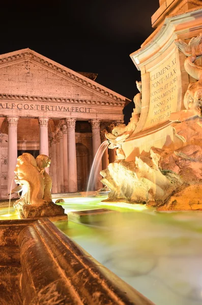 Majestuoso Panteón y la Fuente de noche en Piazza della Rotonda en Roma, Italia —  Fotos de Stock