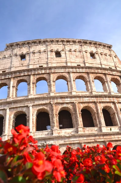 Majestueuze oude Colosseum in Rome tegen blauwe hemel, Italië — Stockfoto