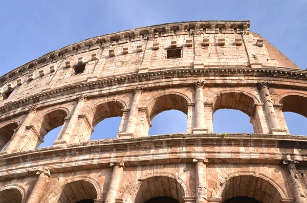 Majestoso antigo Coliseu em Roma contra o céu azul, Itália — Fotografia de Stock