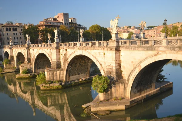 Pintoresca vista del puente de San Ángel sobre el río Tíber en Roma, Italia —  Fotos de Stock