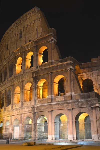 Majestátní starověkého Kolosea v noci v Římě, Itálie — Stock fotografie