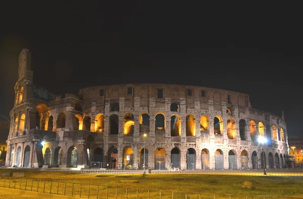 Величественный древний Колизей ночью в Риме, Италия — стоковое фото