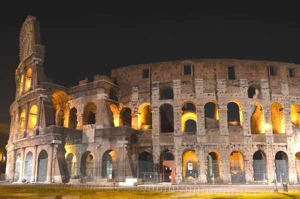 Majestatyczny Starożytny Koloseum w nocy w Rzym, Włochy — Zdjęcie stockowe