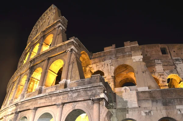 Majestätiska antikens Colosseum nattetid i Rom, Italien — Stockfoto