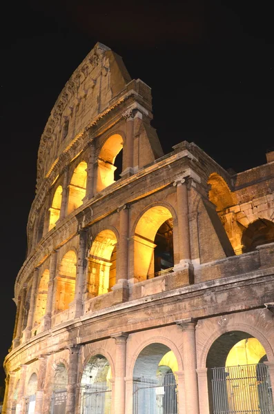 Il maestoso Colosseo antico di notte a Roma — Foto Stock