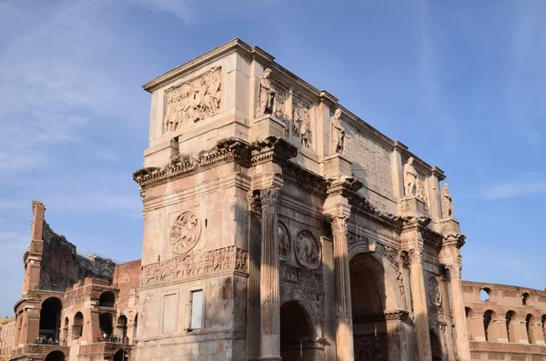 Arco triunfal de Constantino y Coliseo en Roma contra el cielo azul, Italia —  Fotos de Stock