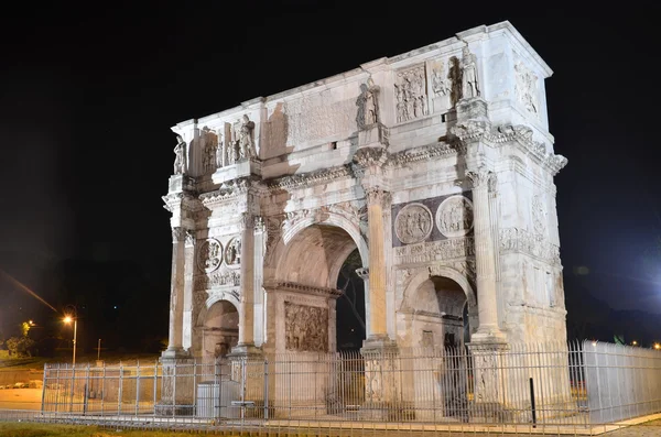 Arc de triomphe de Constantin près de Colisée à Rome la nuit, Italie — Photo