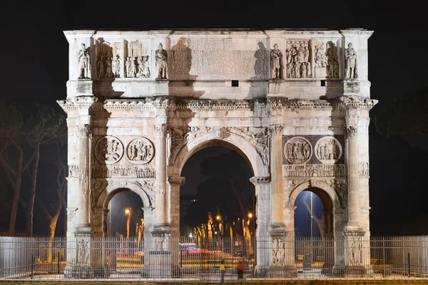 Arco Triunfal de Constantino nas proximidades Coliseu em Roma à noite, Itália — Fotografia de Stock