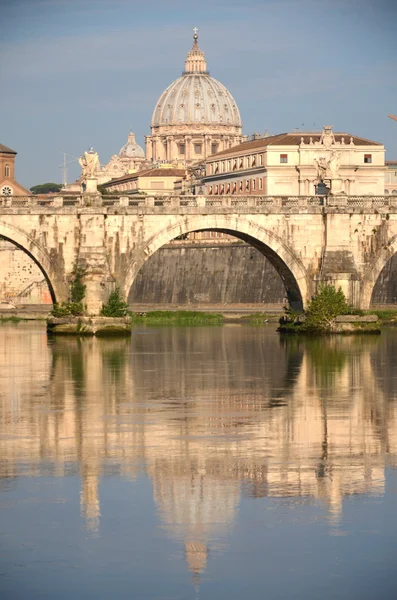 Pittoreska landskap av Peterskyrkan över Tibern i Rom, Italien — Stockfoto