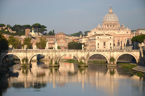 Pintoresco paisaje de la Basílica de San Pedro sobre el Tíber en Roma, Italia —  Fotos de Stock