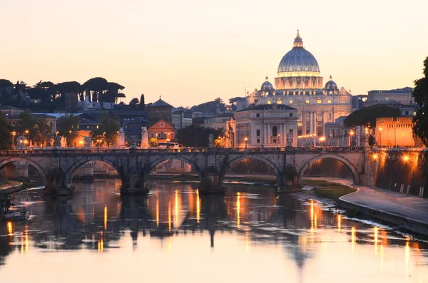 Güzel manzara St. Peters Bazilikası içinde Tiber Roma, İtalya — Stok fotoğraf