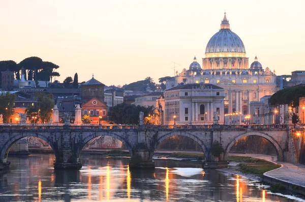 Pintoresco paisaje de la Basílica de San Pedro sobre el Tíber en Roma, Italia — Foto de Stock