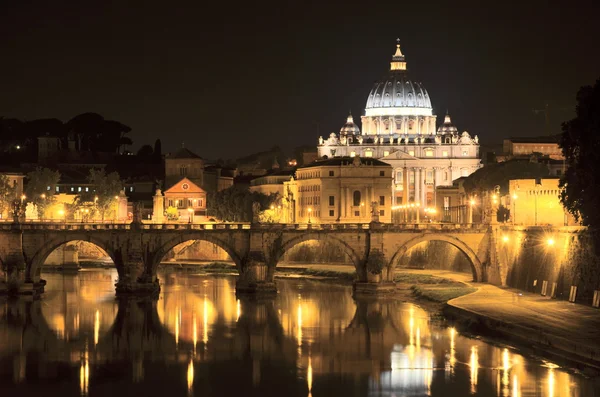 Paisaje monumental de la Basílica de San Pedro sobre el Tíber por la noche en Roma, Italia Fotos De Stock