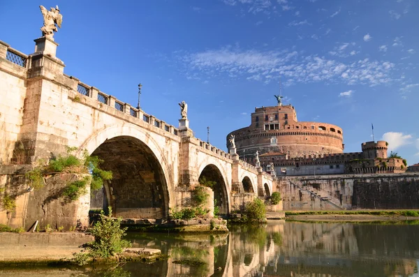 Pittoresk utsikt av majestätiska slott av Saint ängel över floden Tibern i Rom, Italien — Stockfoto