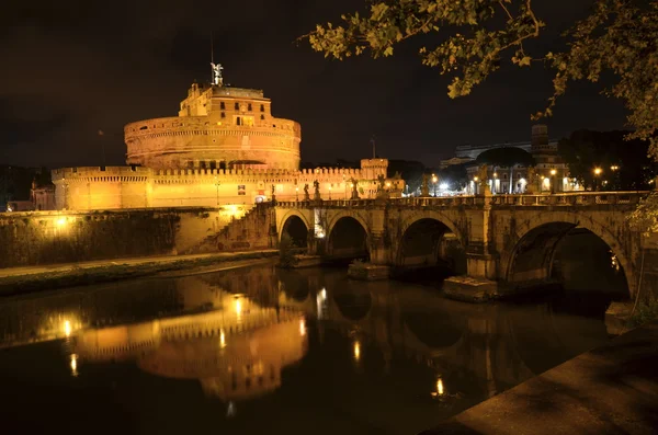 Majestätiska slott av Saint ängel över floden Tibern nattetid i Rom, Italien — Stockfoto