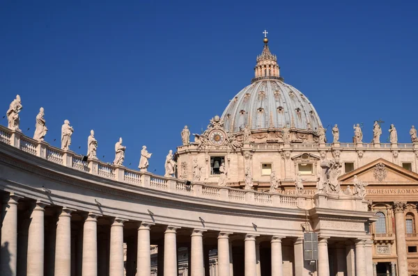 ローマ、バチカン市国、イタリアで雄大なサンピエトロ大聖堂 — ストック写真