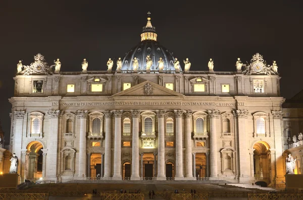 Majestic St. Peter's Basilica przez noc w Rzym, Watykan, Włochy — Zdjęcie stockowe