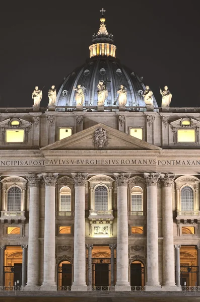 Majestic St. Peter's Basilica przez noc w Rzym, Watykan, Włochy — Zdjęcie stockowe