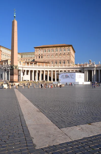 Turistas en la Plaza de San Pedro en la Ciudad del Vaticano — Foto de Stock